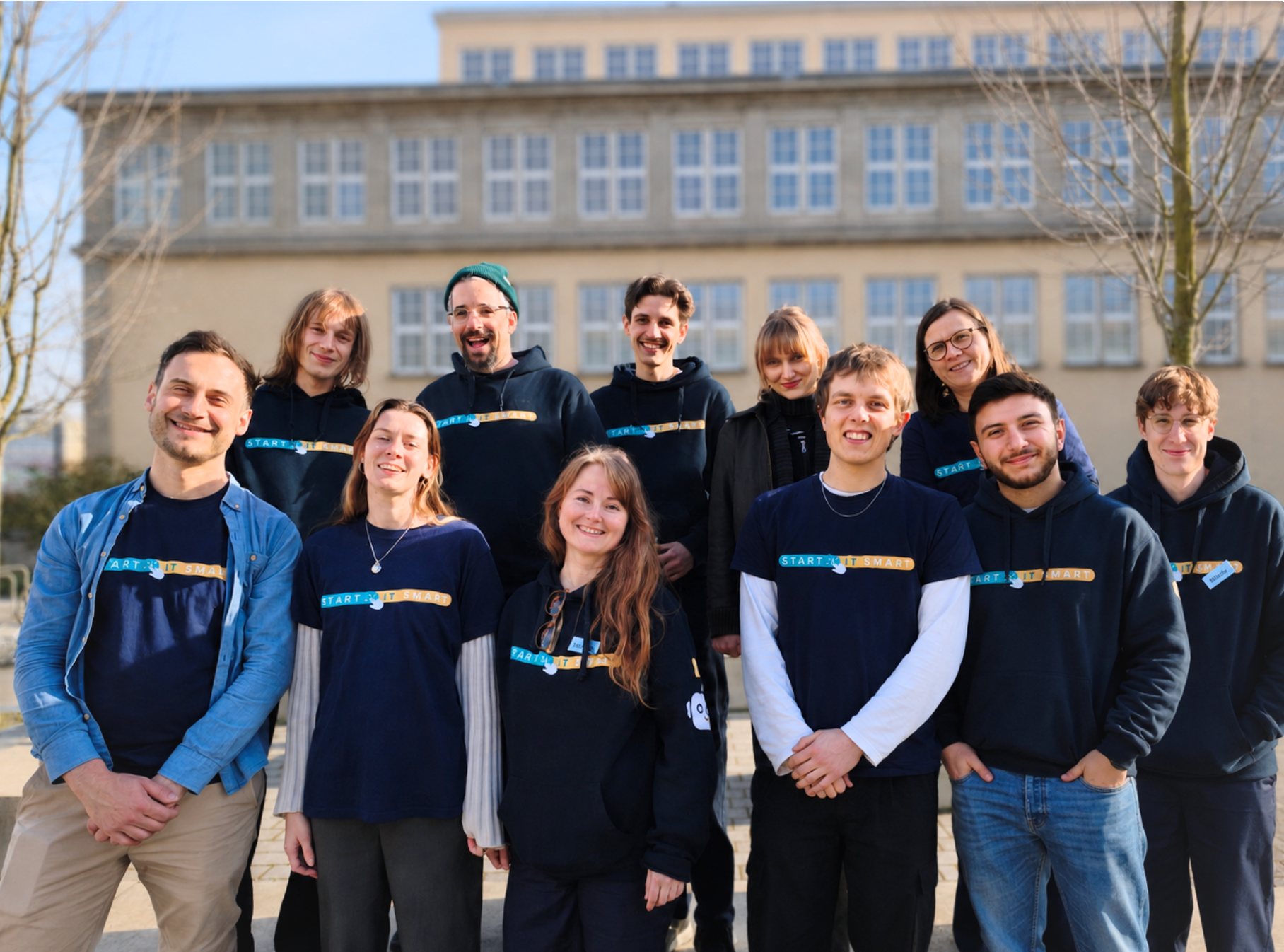 Gruppenfoto des START-IT-SMART-Teams vor einem Gebäude